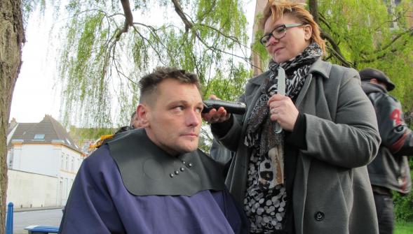 À Dunkerque Laurence coiffe les sans-abri dans son petit salon de rue (VIDÉO)