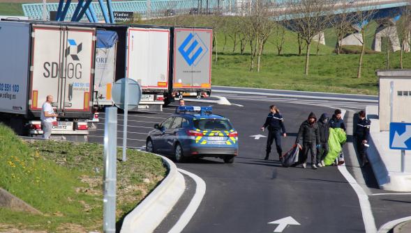 A16 , trois migrants découverts dans un camion frigorifique de viande