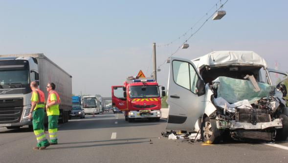 Accident sur l'A1 , une camionnette percute un poids lourd un blessé grave (VIDÉO)