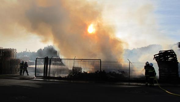 Anzin , des milliers de palettes partis en fumée un vrai  feu de forêt  (VIDÉO)