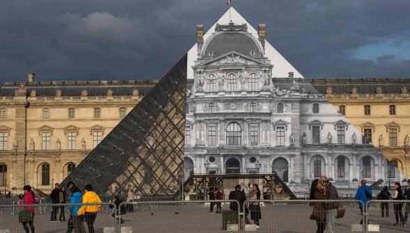 Après la Grand-Place de Lille JR rhabille la pyramide du Louvre