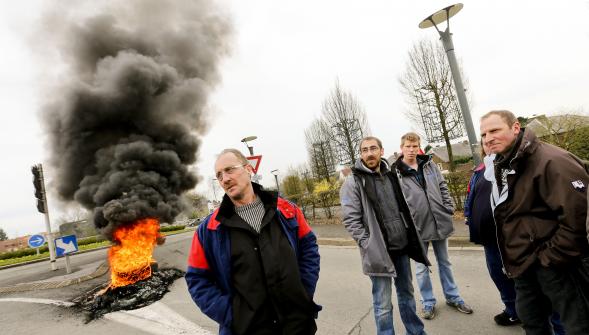 Aulnoye-Aymeries , les Åkers en colère bloquent la route pour Bachant (VIDÉO)