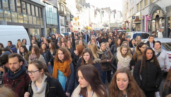 Boulogne , le lycée Mariette bloqué ce mercredi matin 200 lycéens ont manifesté 