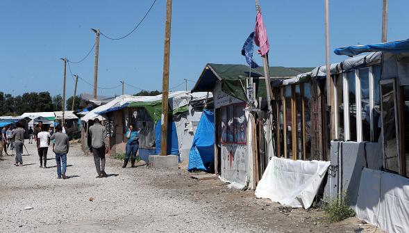 Calais , Bernard Cazeneuve s'engagerait à  un démantèlement de la jungle en une seule étape 