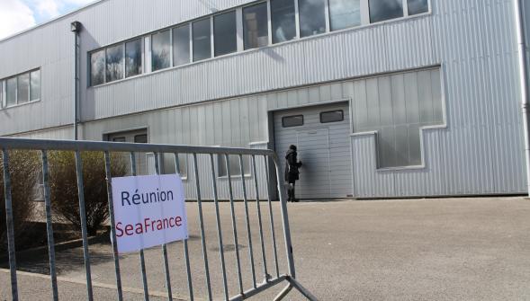 Calais , les 350 ex-My Ferry Link sans emploi empochent sans enthousiasme leur chèque de 15 000 