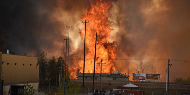 Canada , des milliers d'habitants obligés de fuir les flammes à Fort McMurray