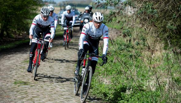 Cyclisme-Paris-Roubaix , tour de chauffe sur les pavés