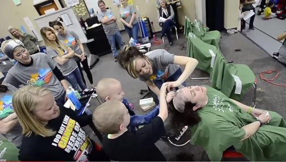 Des élèves se rasent la tête en soutien à une amie atteinte d'un cancer
