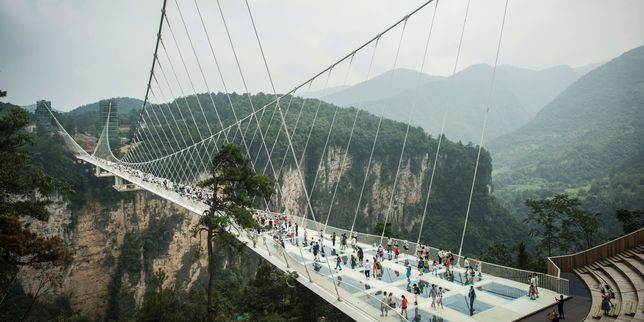 En Chine le pont piéton le plus haut du monde a fermé victime de son succès