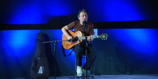 En session acoustique avec le chanteur Mathieu Boogaerts