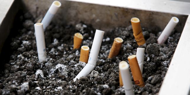 Etat d'urgence , les zones fumeurs dans les lycées remises en question par la justice