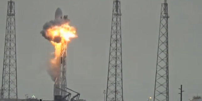 Explosion d'une fusée de SpaceX sur son pas de tir en Floride