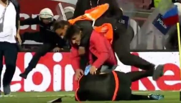Foot , un arbitre turc violemment agressé par un supporter en plein match (VIDÉO)