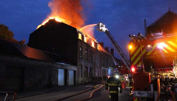 Fourmies , les sapeurs-pompiers luttent contre un énorme feu d'habitation en centre-ville