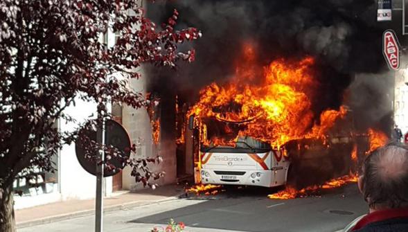 Gironde , un chauffeur sauve miraculeusement 30 enfants de son car en feu (VIDÉO)
