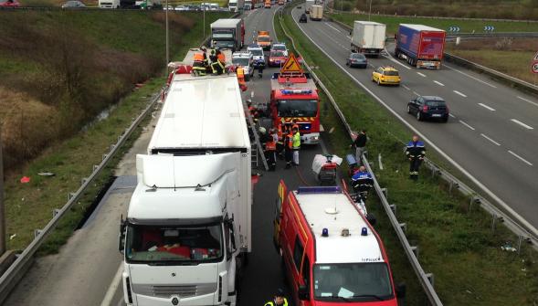 Grande-Synthe , l'A16 coupée après une collision entre deux camions dans le sens France-Belgique (VIDEO)