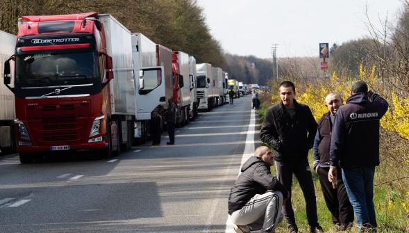 Grève des routiers belges , la galère des automobilistes piégés sur l'A27