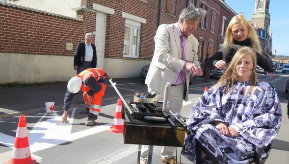 Houplin-Ancoisne , une coiffeuse joue du ciseau en pleine rue pour défendre les places de stationnement