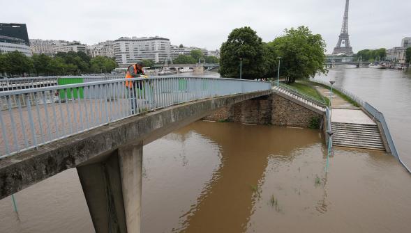 Inondations à Paris , niveau record de la Seine la RATP ferme des stations de métro 