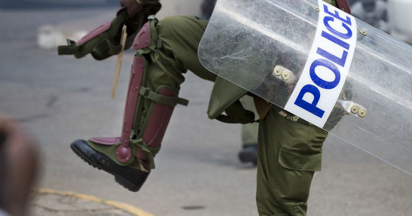 Kenya , un manifestant roué de coups par la police