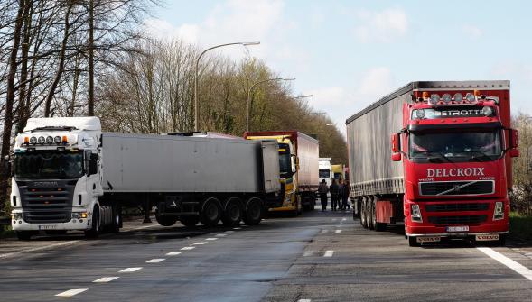 L'A27 fermée vers la Belgique à la suite d'un mouvement des transporteurs belges contre l'écotaxe (VIDÉO)