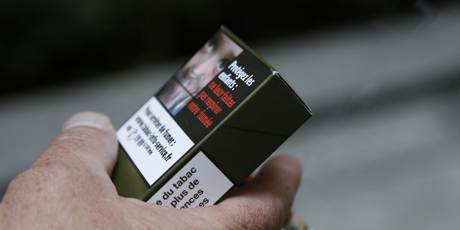 Le paquet de cigarettes neutre fait son apparition en France