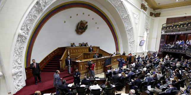 Le Parlement vénézuélien rejette  l'état d'exception  décrété par M. Maduro