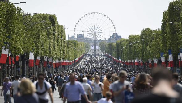 Les Champs-Élysées piétons ont séduit les Parisiens ce dimanche