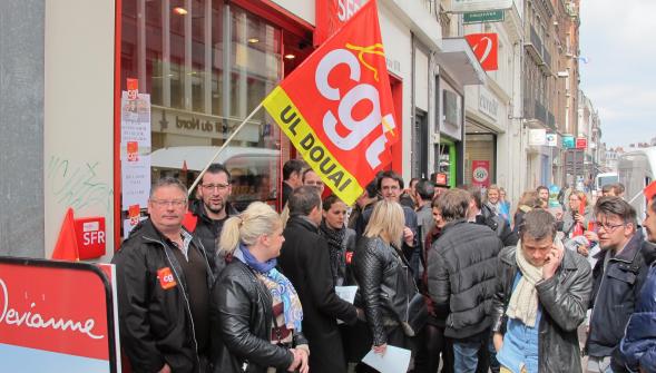 Les salariés de Duacom Douai manifestent devant la boutique de SFR qui menace leurs emplois