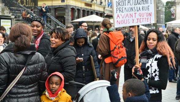 Lille , 200 personnes manifestent contre la fin de la trêve des expulsions (VIDÉO)