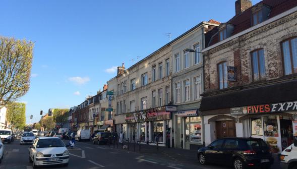 Lille , il se jette par la fenêtre après s'être coupé le sexe