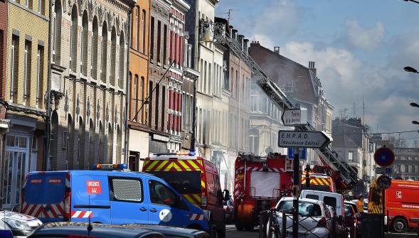 Lille , une personne défenestrée trois intoxiquées circulation fermée après un incendie rue des Stations