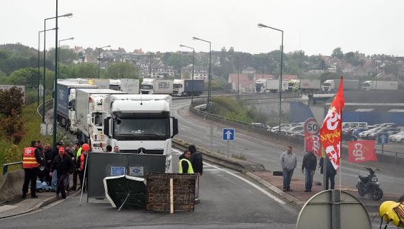 Loi Travail , les routiers bloquent encore l'accès à quelques sites dans le Nord-Pas-de-Calais (VIDÉO)