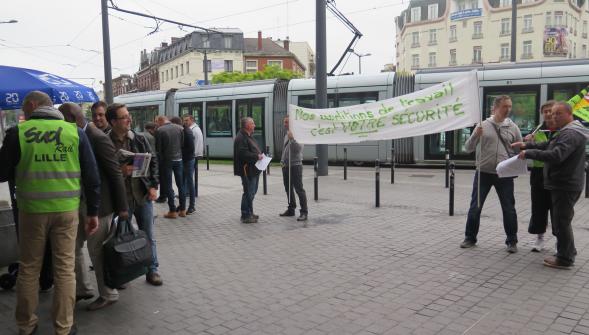 Loi Travail , SUD et la CGT distribuent du café ce lundi matin en gare de Valenciennes