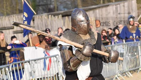Lomme , un couple crée un club de béhourd sport de combat médiéval en armure
