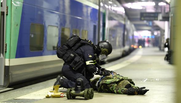 Lutte antiterroriste , exercice grandeur nature des unités d'élite à la gare Montparnasse (VIDÉO)