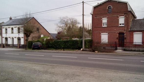 Marbaix, La Golf arrache un arbre en pleine nuit ses plaques disparaissent