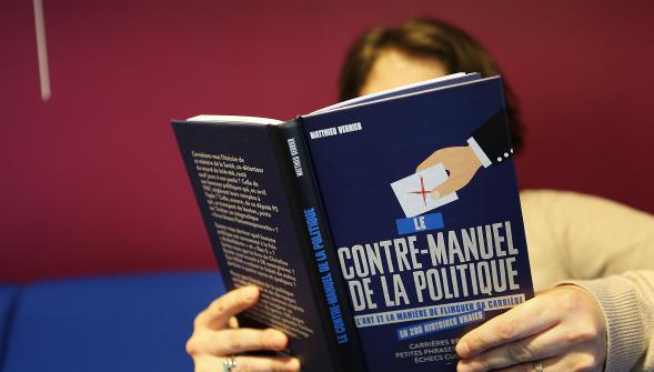 Matthieu Verrier plonge dans les failles de nos dirigeants avec son Contre-manuel de la politique
