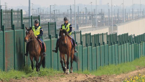 Migrants de Calais , autour du Tunnel la cavalerie de la Garde républicaine
