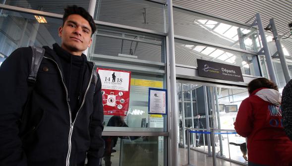 Migrants , Mayel Afghan de 14 ans seul à Calais a obtenu le feu vert pour l'Angleterre