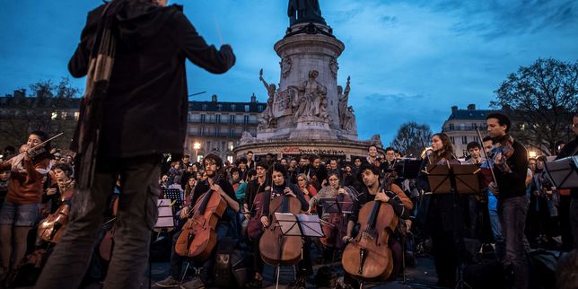Nuit debout à Paris , un orchestre amateur interprète la  Symphonie du Nouveau Monde 