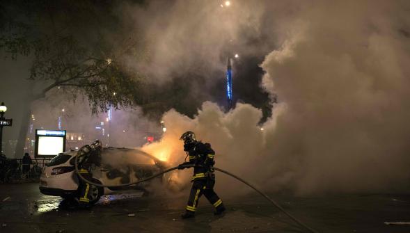 Nuit debout , des incidents place de la République à Paris un véhicule de police incendié