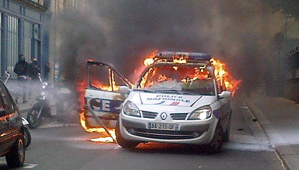 Paris , une voiture de police incendiée lors d'un rassemblement contre les violences policières