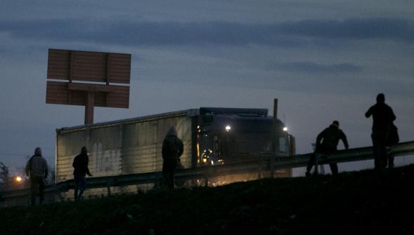 Pose d'obstacles sur la rocade portuaire à Calais , six migrants interpellés 