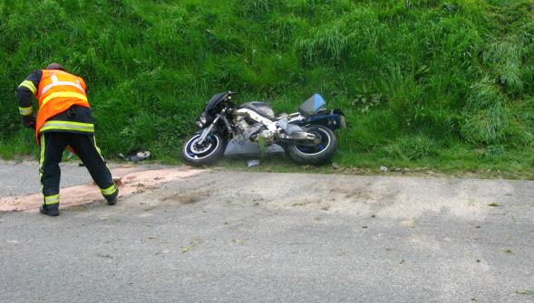 Ruesnes , le pilote d'une moto et sa passagère grièvement blessés après une sortie de route