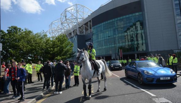 Stade de Manchester United évacué , le colis suspect était une fausse bombe oubliée par une société privée