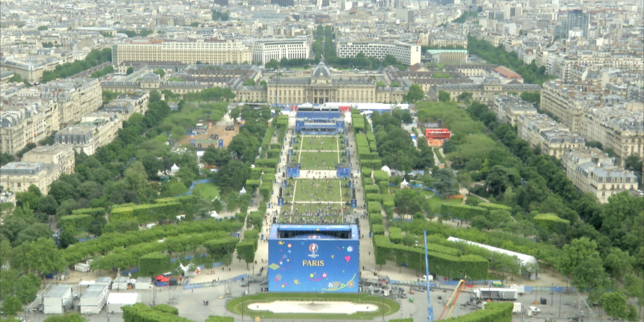 Timelapse , l'arrivée des supporteurs sur le Champ de Mars vue de la Tour Eiffel