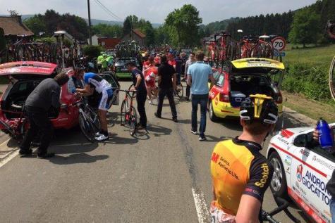 Tour de Belgique , accident entre deux motos et plusieurs coureurs du peloton onze blessés dont un très grave