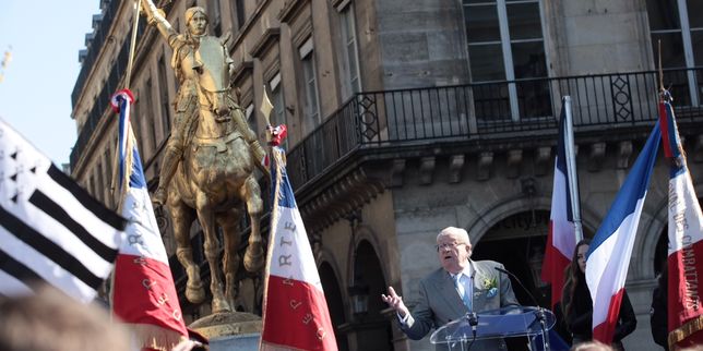 Trois eurodéputés du FN aux côtés de Jean-Marie Le Pen devant la statue de Jeanne d'Arc