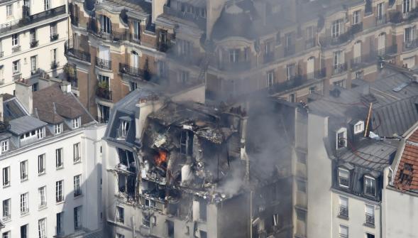 Un immeuble partiellement soufflé par une explosion due au gaz à Paris 17 blessés dont un grave